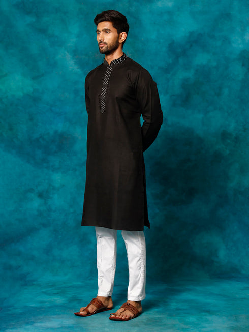 Vastramay Men's Black And White Cotton Blend Kurta Pyjama Set